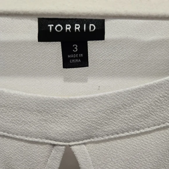 🌟 56. Torrid White Lace Sleeve Top - Picture 2 of 2